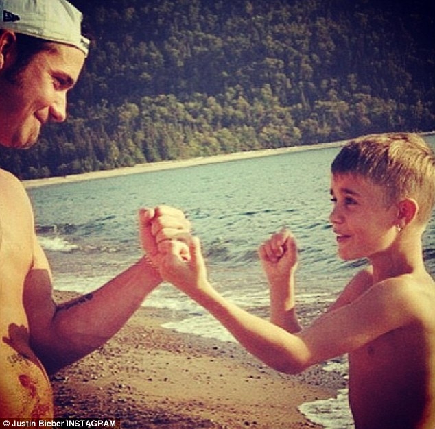 
	
	Justin cũng vừa đăng tải những bức ảnh khi bé trên trang cá nhân khiến fan rất thích thú. 